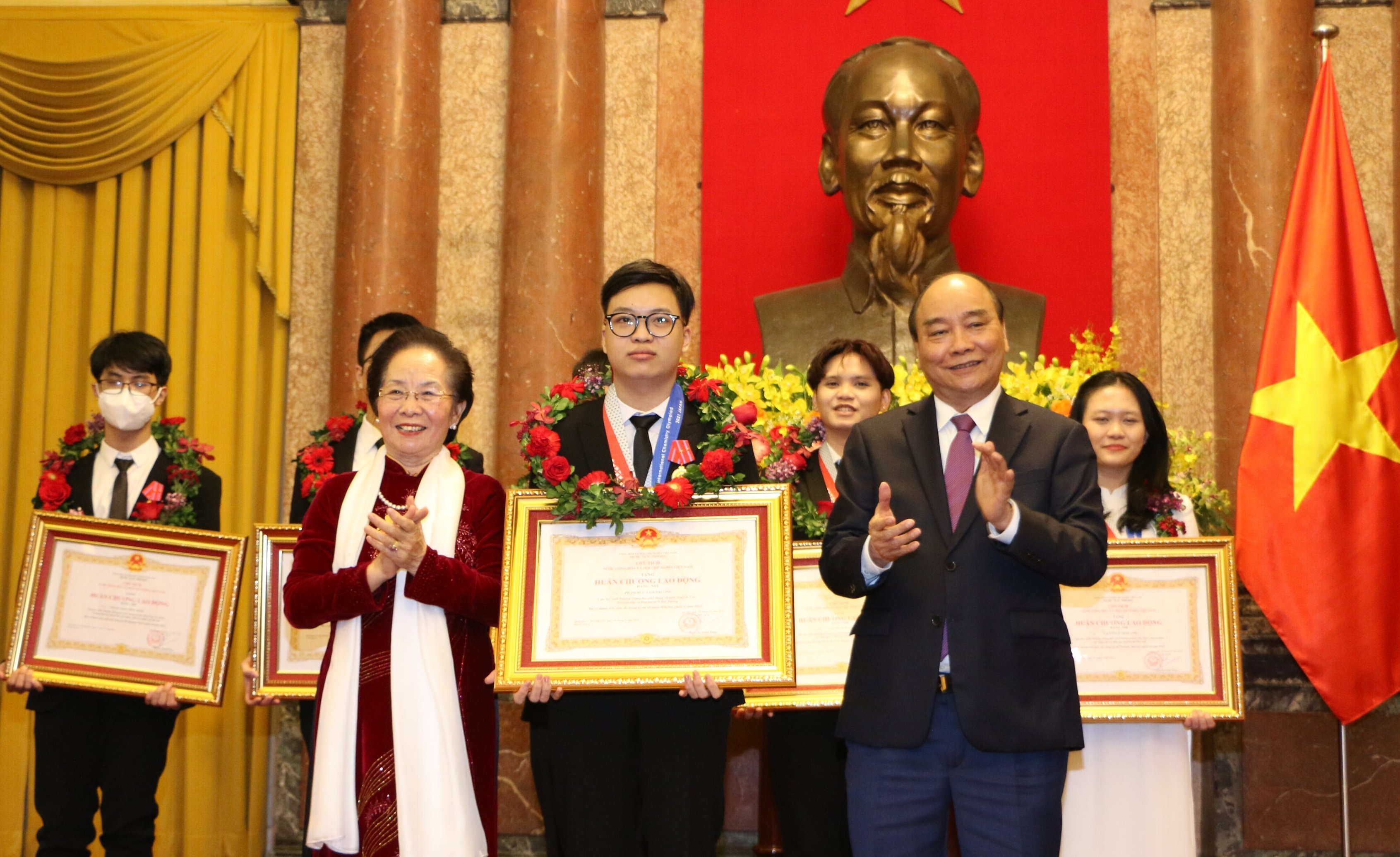 Nam sinh Phạm Đức Nam Phương được đề cử Giải thưởng Gương mặt trẻ Việt Nam tiêu biểu 2021 trong lĩnh vực học tập.